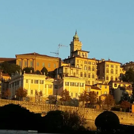 Jackie O' A La Maison